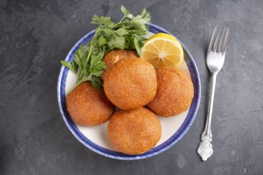 Tabakta kızarmış tavuk pirzolası