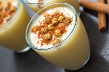 Boza veya Bosa, geleneksel Türk içkisi ve kızarmış nohut.