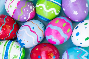 Renkli, elle boyanmış Paskalya yumurtalarının tam arka planı