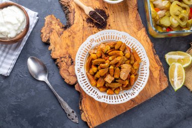 Bamya, geleneksel Türk yemekleri. (Türk mutfağı) Tabakta ev yapımı yiyecek bamyası. Organik Gıda.