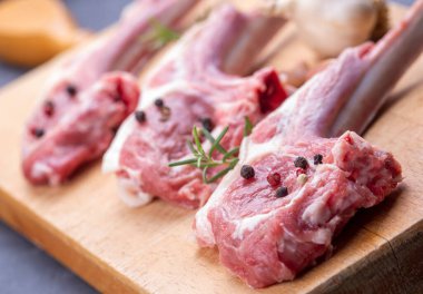 Domuz pirzolası baharat ve otlar ile