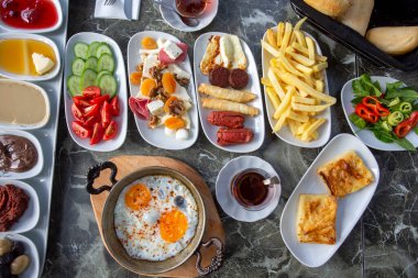 Masada farklı atıştırmalıklar olan kaselerin üst görünümü