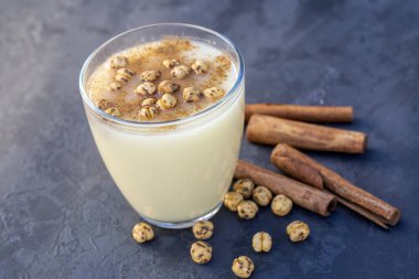 Boza veya Bosa, geleneksel Türk içkisi ve kızarmış nohut.