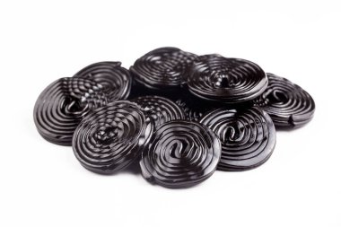 Beyaz arkaplanda meyan kökü tekerlekleri.