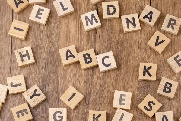 Holzwürfel Mit Buchstaben Auf Holzgrund — Stockfoto