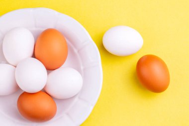 Sarı arka planda yumurtalar, yemek konsepti fotoğrafı.