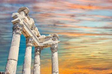 Seyahat konsepti fotoğrafı. Türkiye 'nin antik Pergamon kentindeki Trajan Tapınağı sütunları