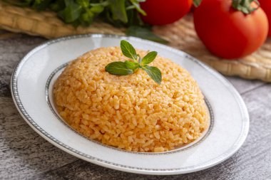 Domates ve fesleğenli kızarmış pirinç.