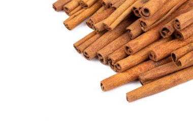 Tarçın beyaz arkaplanda yapışır