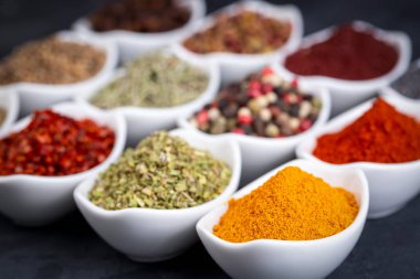 Gri masada çeşitli baharatlar var.