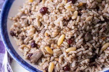 Kuru üzüm ve fındıklı pirinç, kahvaltı konsepti.