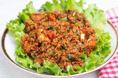 Geleneksel lezzetli Türk yemekleri: bulgur salatası (kisir)