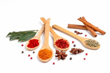 Beyaz arkaplanda izole edilmiş baharatlar ve bitkiler