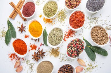 Beyaz arkaplanda baharatlar ve bitkiler