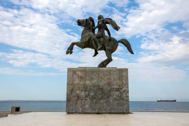 Selanik, Yunanistan - 22 Haziran 2025, Selanik 'te Büyük İskender, askeri büyüklüğünü ve nüfuzunu simgeleyen ünlü Makedon fatihini at sırtında sergiliyor