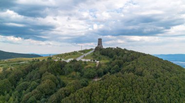 Shipka, Bulgaristan, 03 Ağustos 2025, Bulgaristan 'ın Shipka Geçidi' ndeki Stoletov Dağı 'ndaki Özgürlük Anıtıyla Havadan Bakış