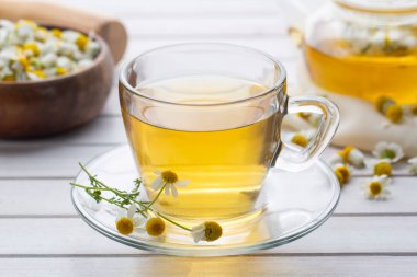 Bir fincan papatya çayı ve papatya çiçeği..