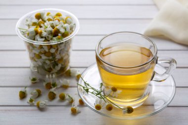 Bir fincan papatya çayı ve papatya çiçeği..