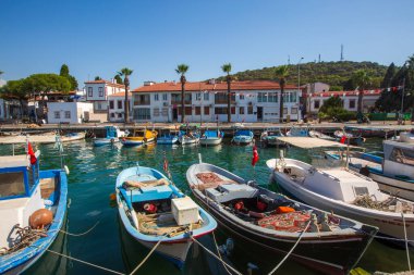 Ayvalik - Türkiye, 13 Eylül 2025, Ayvalik kentinde tekneli güzel deniz manzarası