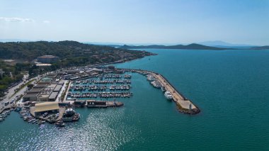 Ayvalik - Türkiye, 13 Eylül 2025, Ayvalik kentinde tekneli güzel deniz manzarası