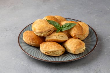 Tiropitkia Kourou; küçük peynirli turtalar, puf börekleri yemek konsepti fotoğrafı