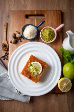Revani - Antep fıstıklı tatlı irmikli pasta, geleneksel Türk tatlısı.