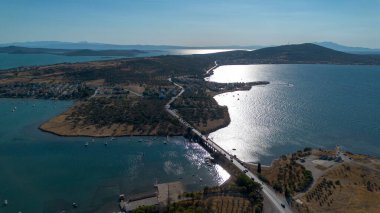 Ayvalik - Türkiye, 25 Ağustos 2025: Cunda Köprüsü Türkiye 'nin ilk Boğaz Köprüsü. Ayvalik Cunda Adası Köprüsü veya Alibey Adası Köprüsü.