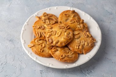 Hafif arka planda lezzetli fıstıklı kurabiyeler