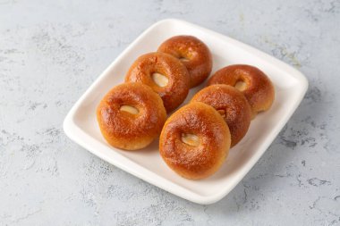 Geleneksel lezzetli Türk tatlısı (Türkçe: Sekerpare))