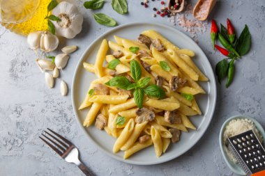 Kremalı mantarlı makarna çok lezzetli.