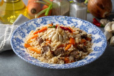 Ev yapımı Özbek pilavı veya plov
