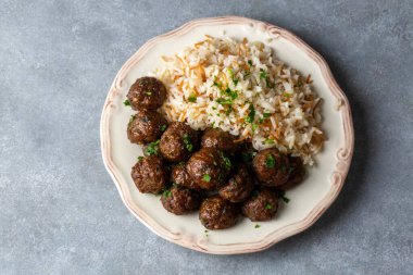 Yuvarlak şekilli köfte topları ve pirinç pilavı. Türkçe adı: kuru kofte ve pilav