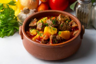 Gulaş, çorba ve güveç. Biftek, patates ve bol kırmızı biberden yapılmış. Macar geleneksel yemeği.