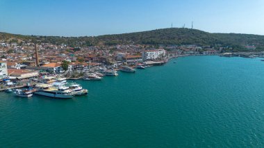 Ayvalik - Türkiye, 13 Eylül 2025, Ayvalik kentinde tekneli güzel deniz manzarası