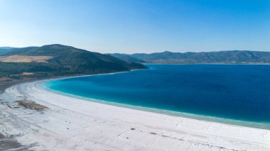 Salda Gölü 'nün huzur verici güzelliği - Türkiye' nin kristal berrak turkuaz suları ve büyüleyici çevresindeki manzaraları büyüleyici bir manzara.. 