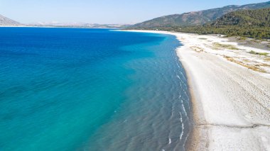 Salda Gölü 'nün huzur verici güzelliği - Türkiye' nin kristal berrak turkuaz suları ve büyüleyici çevresindeki manzaraları büyüleyici bir manzara.. 