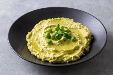 Lezzetli yeşil bezelye humusu, yeşil bezelye ezmesi, limon ve sarımsak.