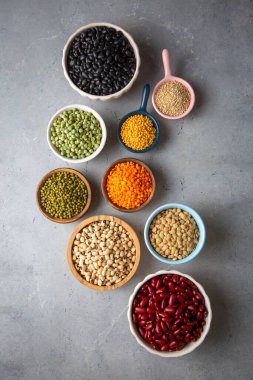 Baklagiller, farklı fasulye, mercimek ve bezelye türlerinden oluşan bir set. 