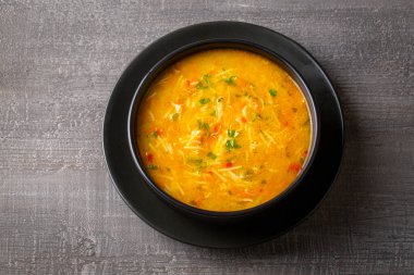 Tavuk ve sebze çorbası. Türkçe adı: tavuklu sebzeli sehriye corbasi