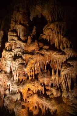 Petralona mağarası - Yunanistan, 29 Eylül 2025, Sarkıtlar ve dikitler ile Antik Karst mağarası, Cenote tavanı ve kireç taşı süslemesi.