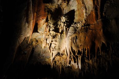 Petralona mağarası - Yunanistan, 29 Eylül 2025, Sarkıtlar ve dikitler ile Antik Karst mağarası, Cenote tavanı ve kireç taşı süslemesi.