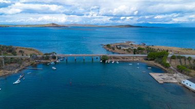 Ayvalik - Türkiye, 4 Ekim 2025, Cunda Köprüsü Türkiye 'nin ilk Boğaz Köprüsü. Ayvalik Cunda Adası Köprüsü veya Alibey Adası Köprüsü.