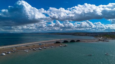 Cunda Adası 'nı Türkiye' nin ana karası Ayvalik 'e bağlayan köprünün manzarası, tekneler ve açık turkuaz deniz manzarası