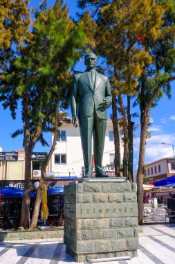 Ayvalik şehir merkezindeki Atatürk heykeli. Ayvalik - Balikesir - Türkiye