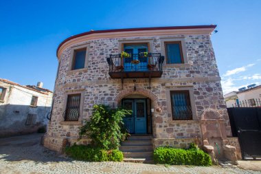 Kucukkoy - Ayvalik - Balikesir, Ekim 04, 2025, tarihi dokusu, eski evleri ve renkli caddeleri olan bir köy. Balikesir - Türkiye