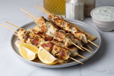 Yunan ızgara tavuk şişleri - limonla servis edilen tavuk souvlaki 