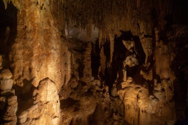 Petralona mağarası - Yunanistan, 29 Eylül 2025, Sarkıtlar ve dikitler ile Antik Karst mağarası, Cenote tavanı ve kireç taşı süslemesi.