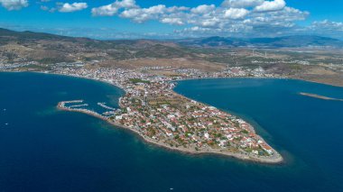 Candarli - Türkiye, 12 Eylül 2025, Antik, eski kale manzaralı hava aracı. Şimdilerde İzmir 'in Candarli ilçesindeki şato; Candarli Kalesi - Türkiye