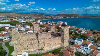 Candarli - Türkiye, 12 Eylül 2025, Antik, eski kale manzaralı hava aracı. Şimdilerde İzmir 'in Candarli ilçesindeki şato; Candarli Kalesi - Türkiye