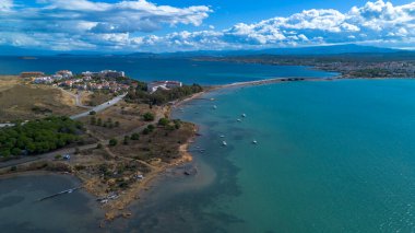 Ayvalik - Türkiye, 4 Ekim 2025, Cunda Köprüsü Türkiye 'nin ilk Boğaz Köprüsü. Ayvalik Cunda Adası Köprüsü veya Alibey Adası Köprüsü.
